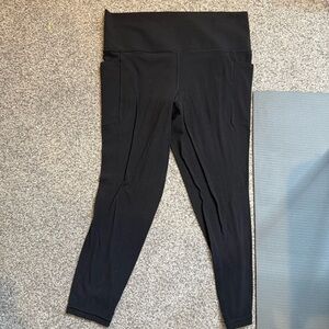 Athleta women’s salutation stash 7/8 tight black size large